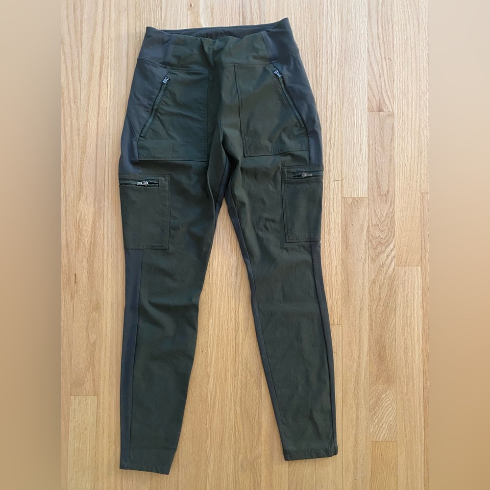Athleta Headlands Hybrid Cargo Tight/ Leggings